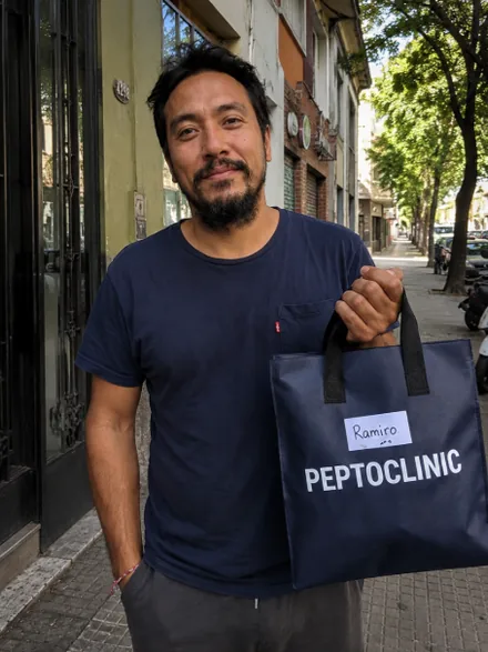 Santiago, cliente de PeptoClinic, con el pedido que recibió