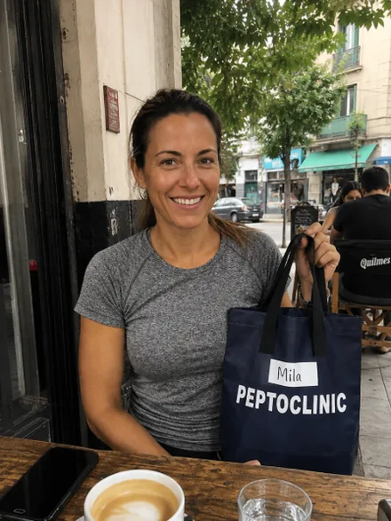 Mila, cliente de PeptoClinic, con el pedido que recibió